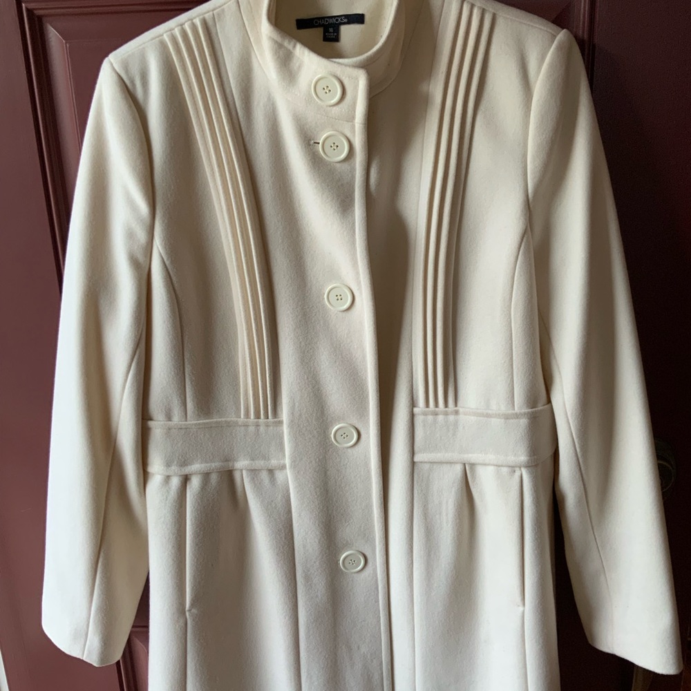 New ~ Women’s Beautiful Winter White Coat